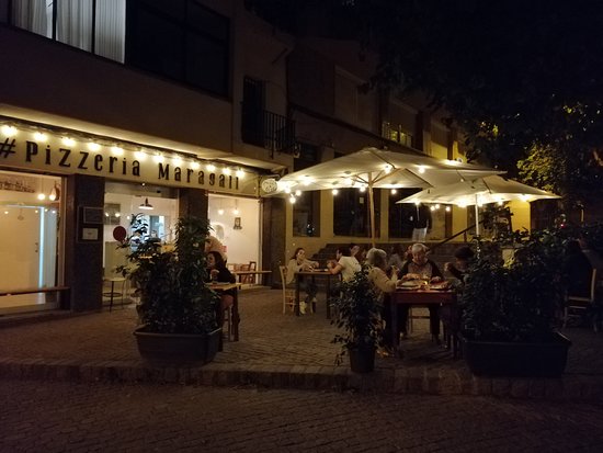 terraza iluminada de Pizzeria Maragall